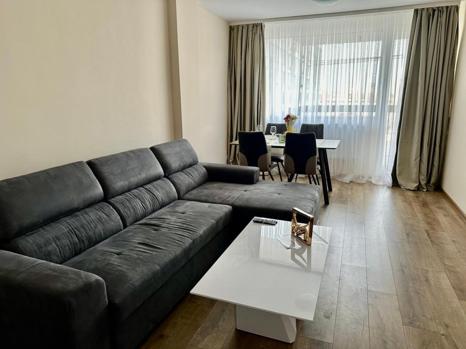 Center Elegant Living Апартамент *